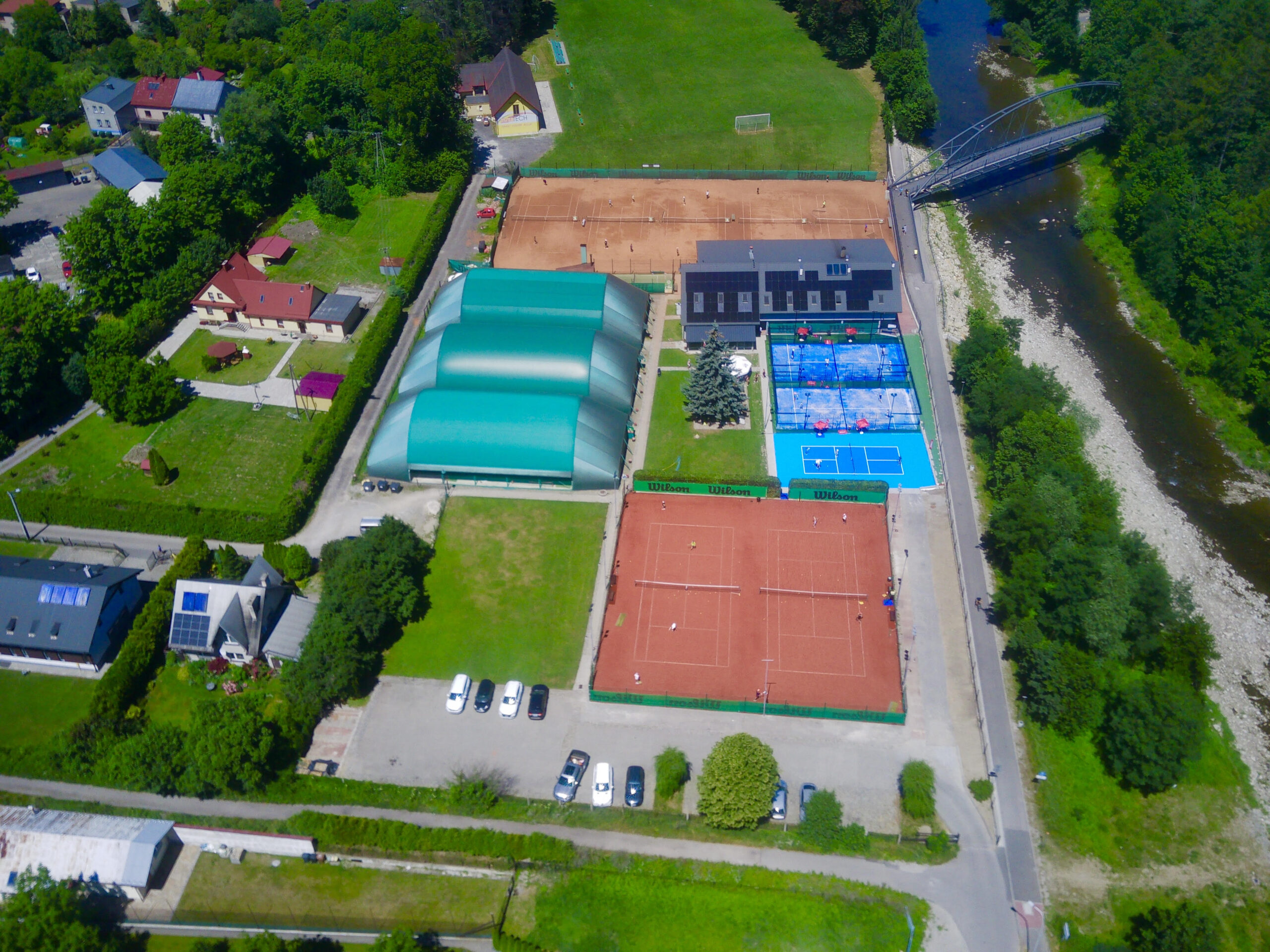 Widok z góry na korty tenisowe i hale w Tenis Park Żywiec